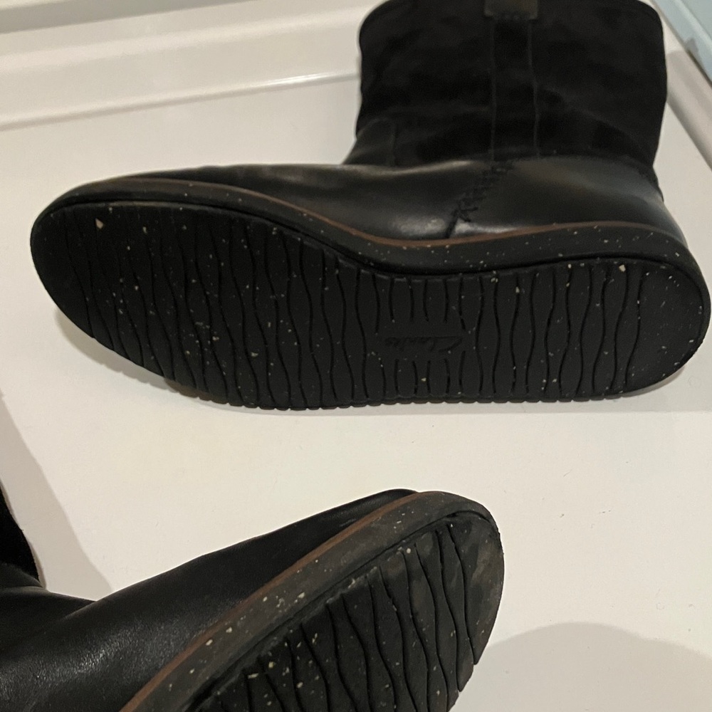 CLARK’S Black Women's Boots. Pull-On Size 7.5 Gently loved. Leather & Suede - Picture 6 of 11